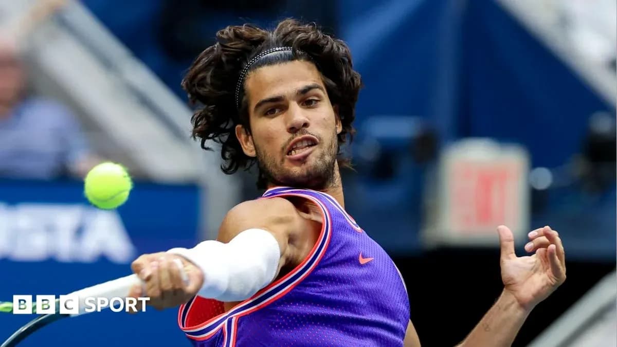 Jugador de tenis golpeando una pelota en torneo Jugador de tenis golpeando una pelota en torneo