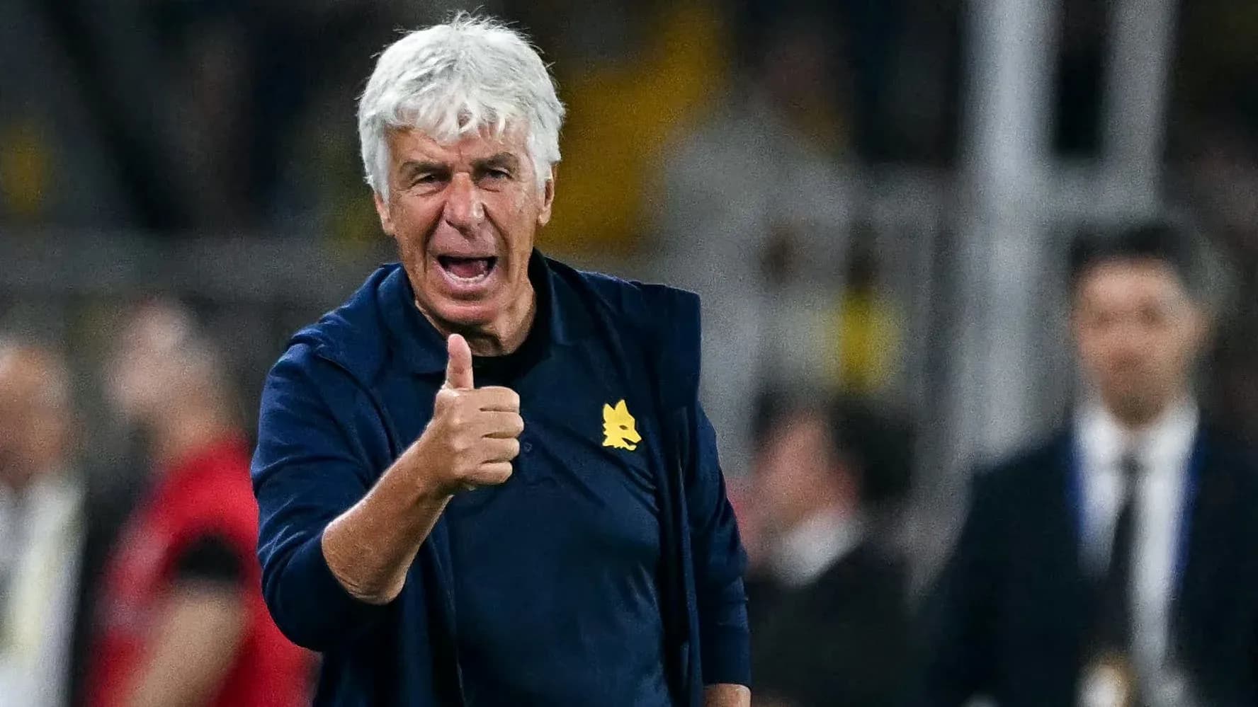 Entrenador dando un pulgar hacia arriba durante el partido Entrenador dando un pulgar hacia arriba durante el partido
