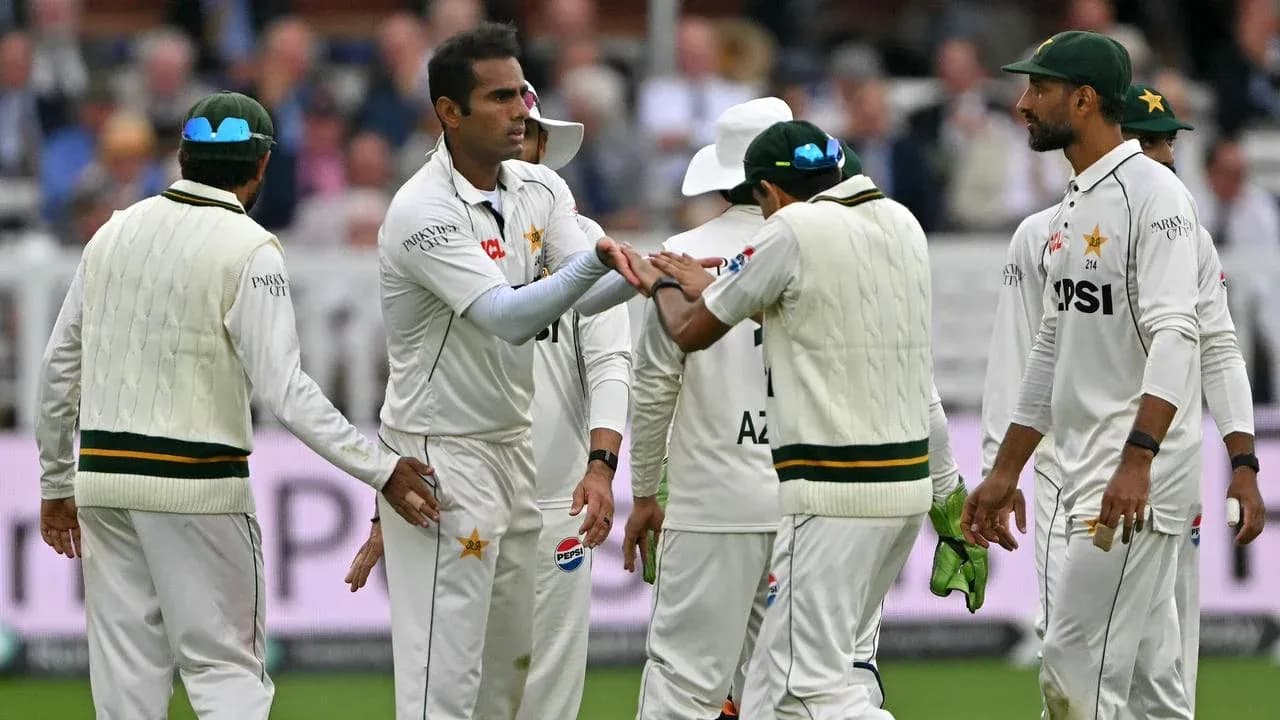 Jugadores de Pakistán celebrando una wicket en partido Jugadores de Pakistán celebrando una wicket en partido