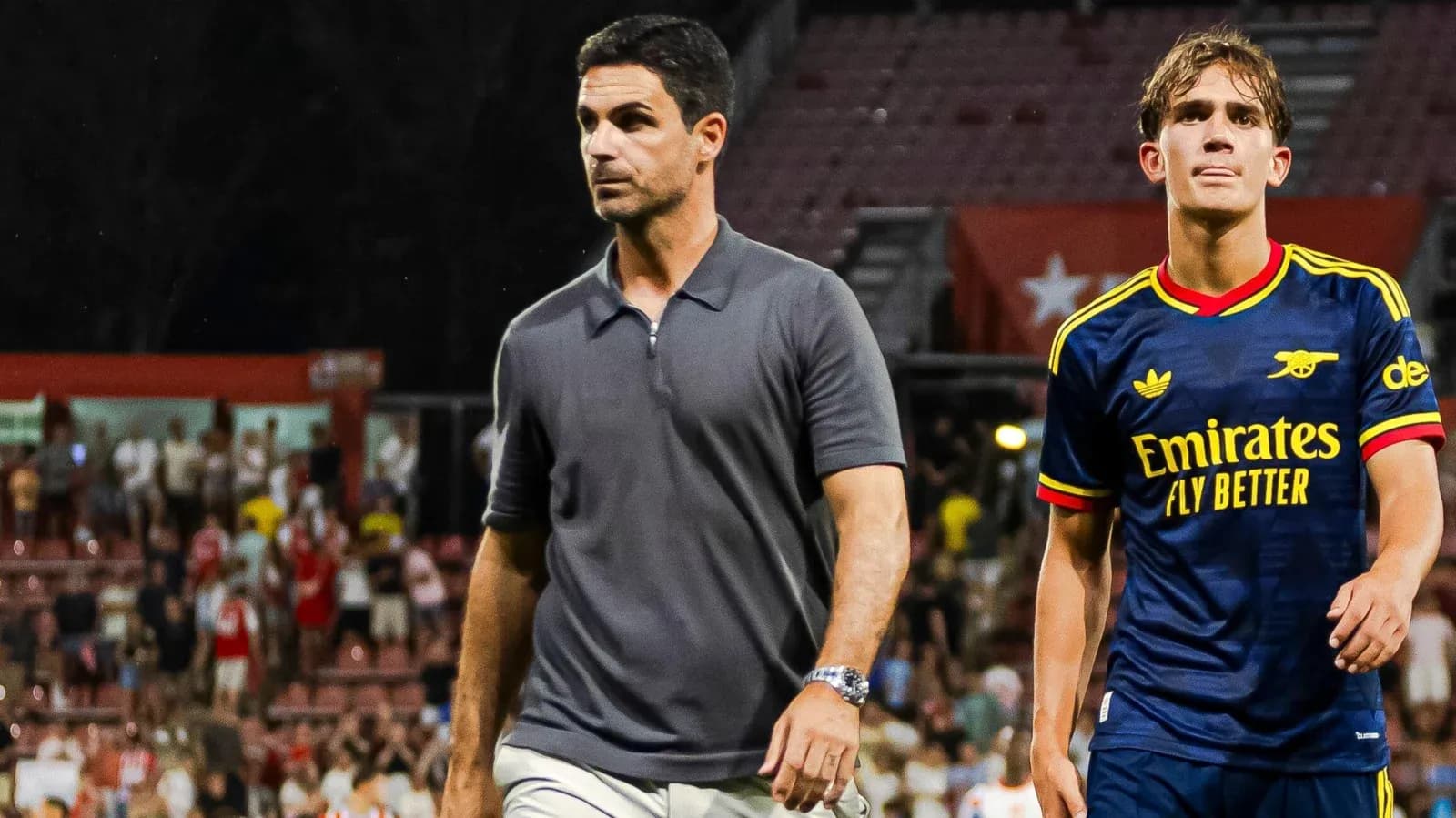 Entrenador y jugador saliendo del campo tras partido Entrenador y jugador saliendo del campo tras partido