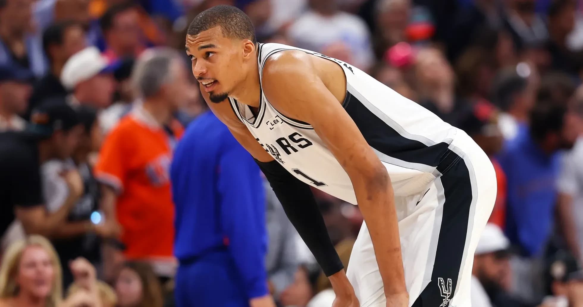 Jugador de baloncesto de los Spurs en acción Jugador de baloncesto de los Spurs en acción