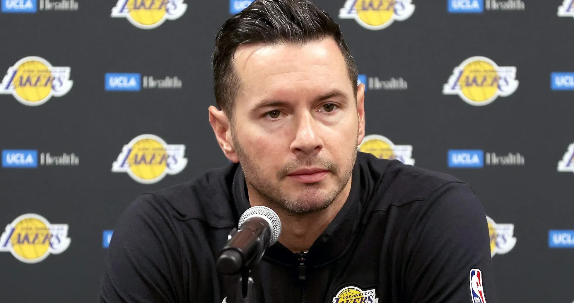 Entrenador hablando en conferencia de prensa de los Lakers Entrenador hablando en conferencia de prensa de los Lakers