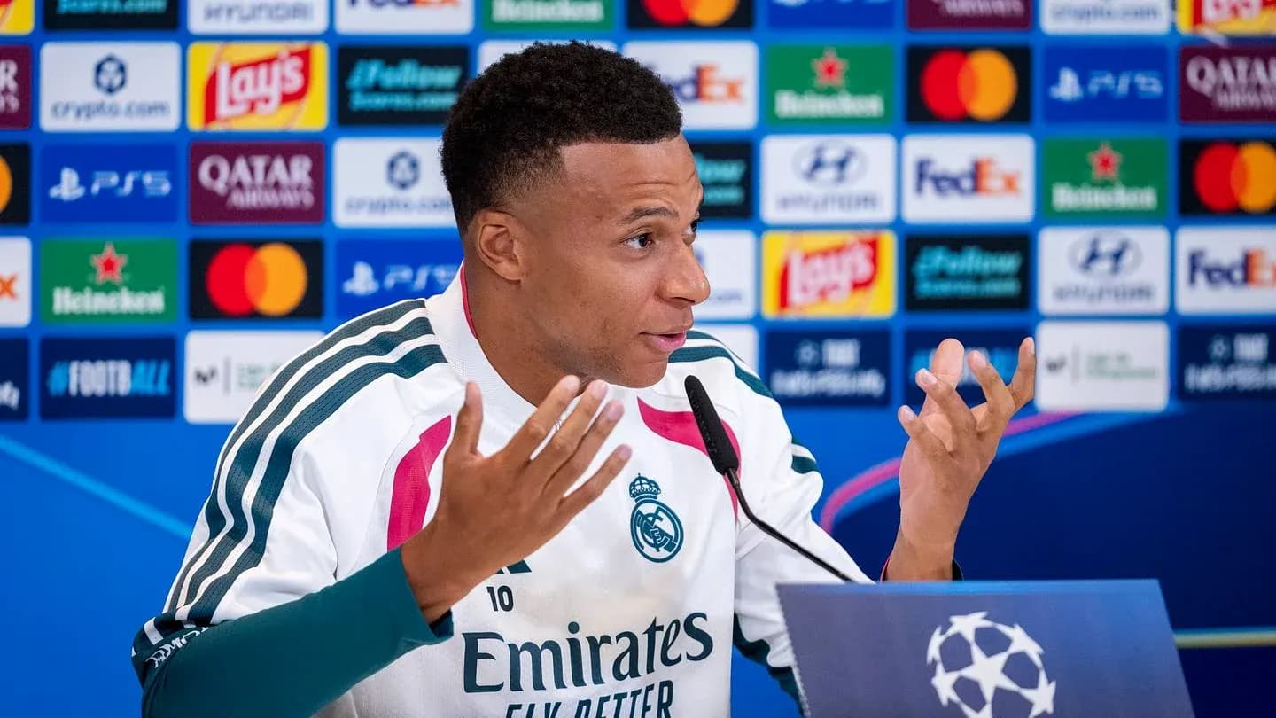 Jugador hablando en conferencia de prensa de Champions Jugador hablando en conferencia de prensa de Champions