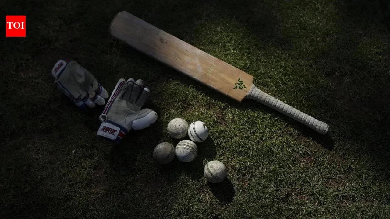 Bate de cricket, guantes y pelotas en el suelo Bate de cricket, guantes y pelotas en el suelo