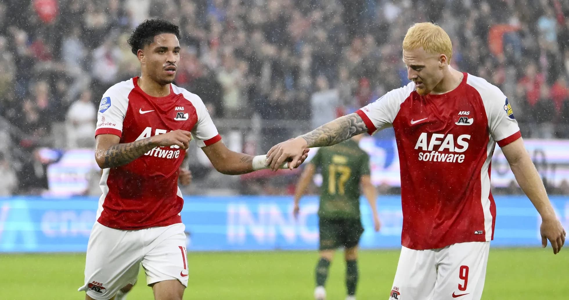 Jugadores de AZ Alkmaar celebrando en el campo de juego Jugadores de AZ Alkmaar celebrando en el campo de juego