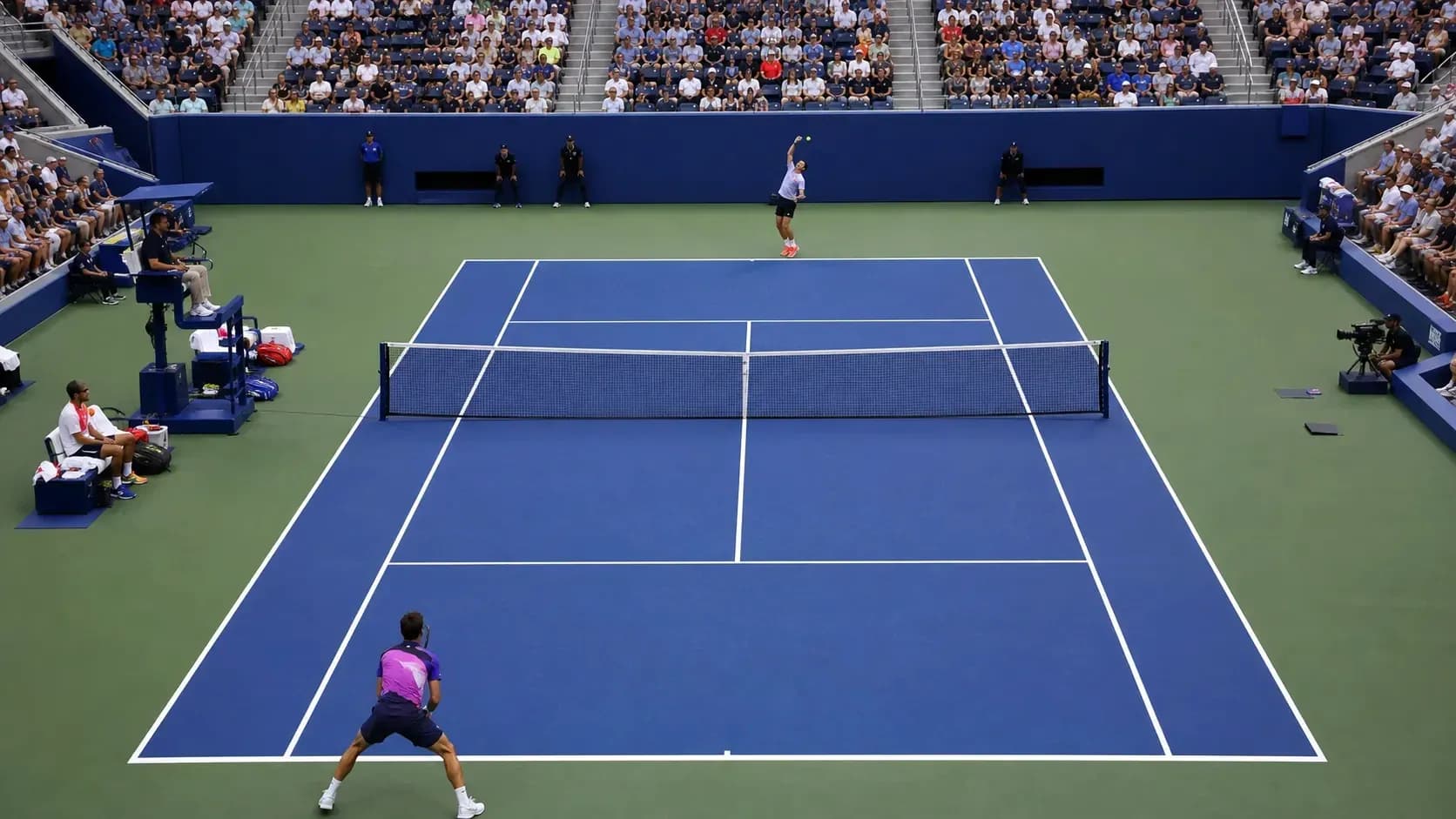 Jugador sirviendo en partido de tenis en estadio Jugador sirviendo en partido de tenis en estadio