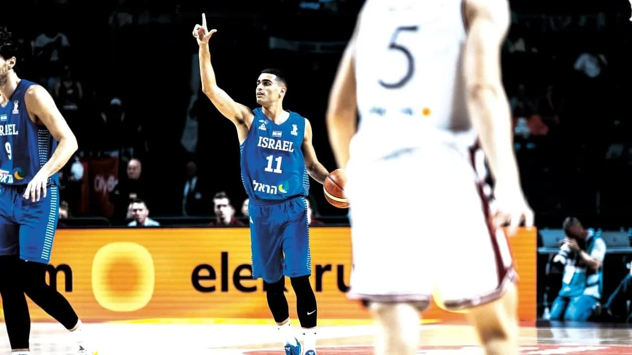 Jugador de baloncesto de Israel señalando durante el juego Jugador de baloncesto de Israel señalando durante el juego