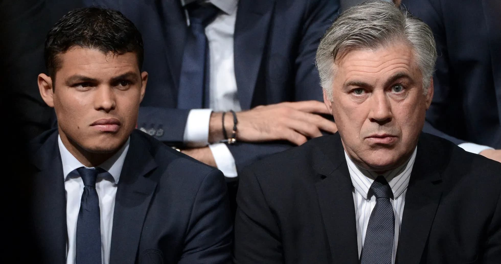 Dos hombres sentados en un evento formal Dos hombres sentados en un evento formal