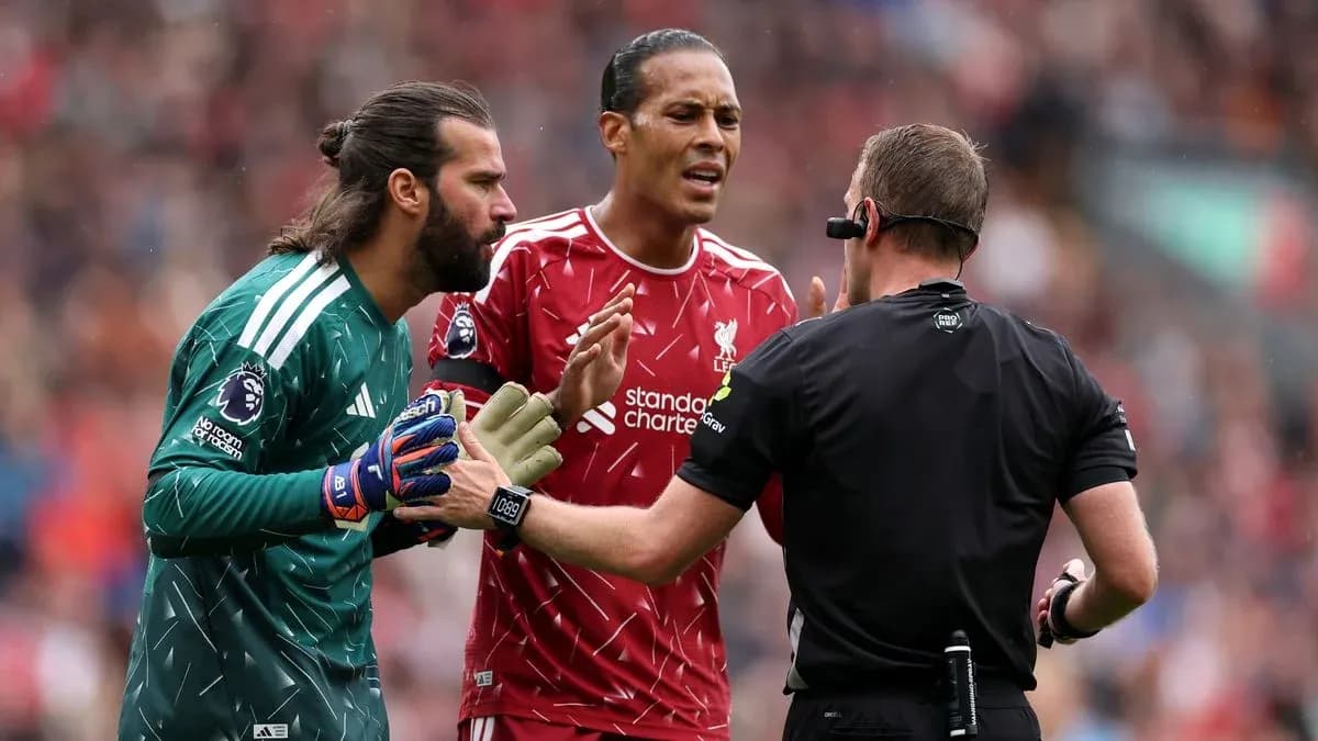 Alisson y Virgil van Dijk discutiendo con el árbitro Alisson y Virgil van Dijk discutiendo con el árbitro
