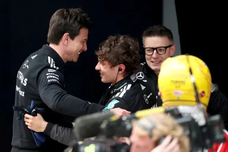 Toto Wolff abrazando a joven piloto en el podio Toto Wolff abrazando a joven piloto en el podio