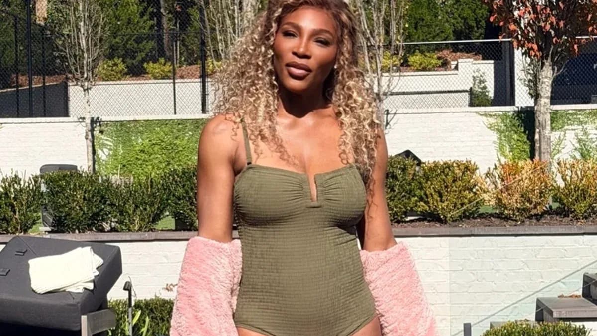 Mujer posando con traje de baño en jardín Mujer posando con traje de baño en jardín