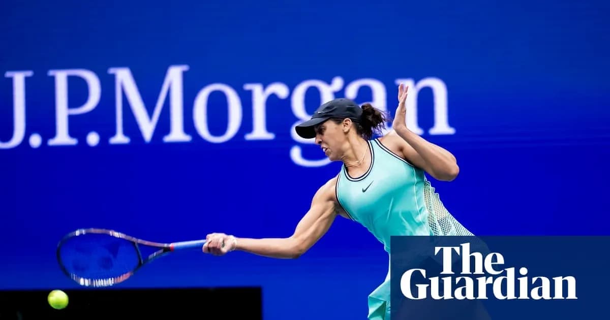 Jugadora de tenis golpeando una pelota en la cancha Jugadora de tenis golpeando una pelota en la cancha