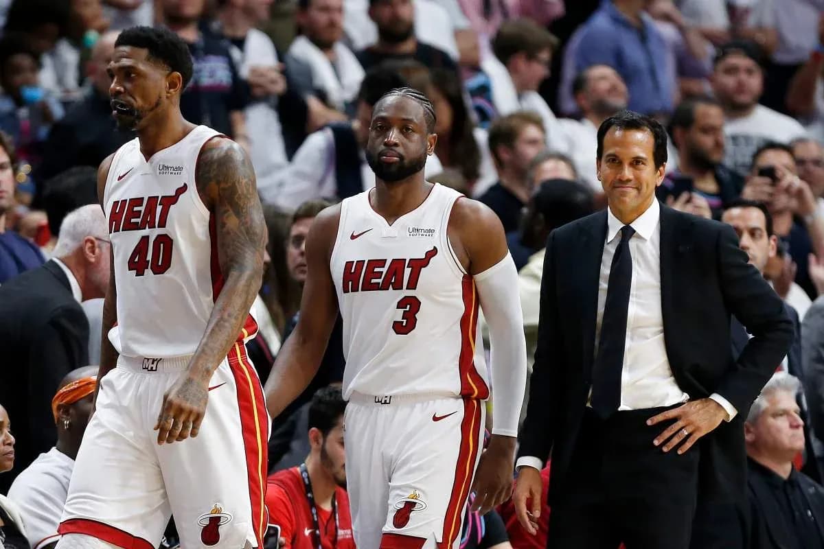Jugadores de Miami Heat y entrenador en la banca Jugadores de Miami Heat y entrenador en la banca