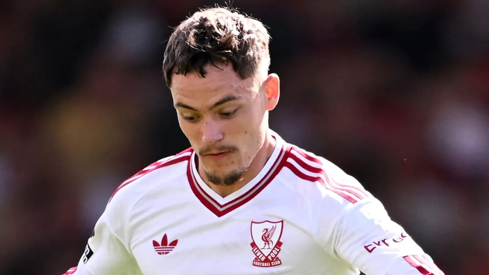 Jugador de Liverpool con camiseta blanca durante partido Jugador de Liverpool con camiseta blanca durante partido