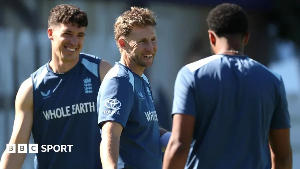 Jugadores de Inglaterra entrenando y sonriendo juntos Jugadores de Inglaterra entrenando y sonriendo juntos