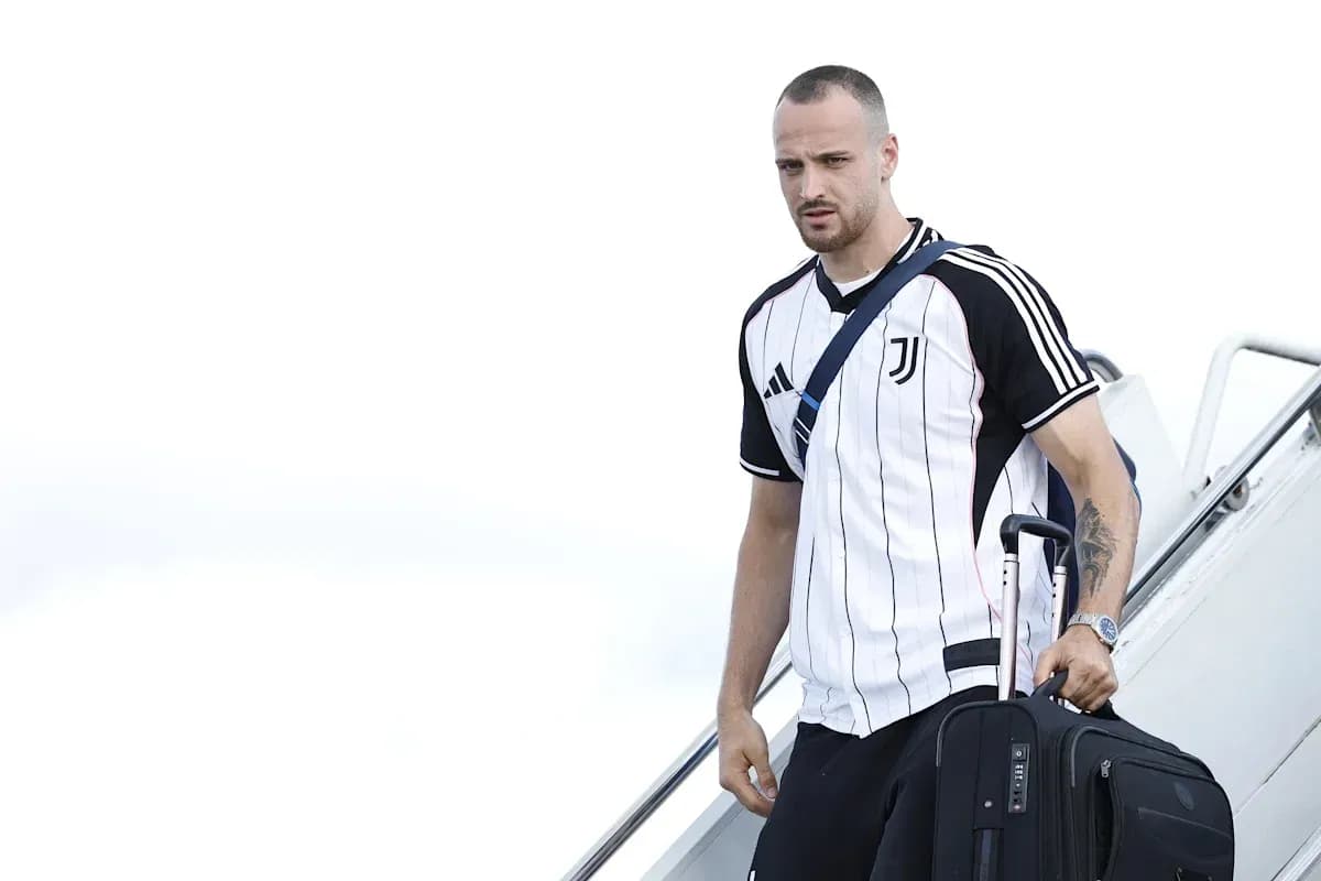 Jugador de Juventus descendiendo del avión con equipaje Jugador de Juventus descendiendo del avión con equipaje