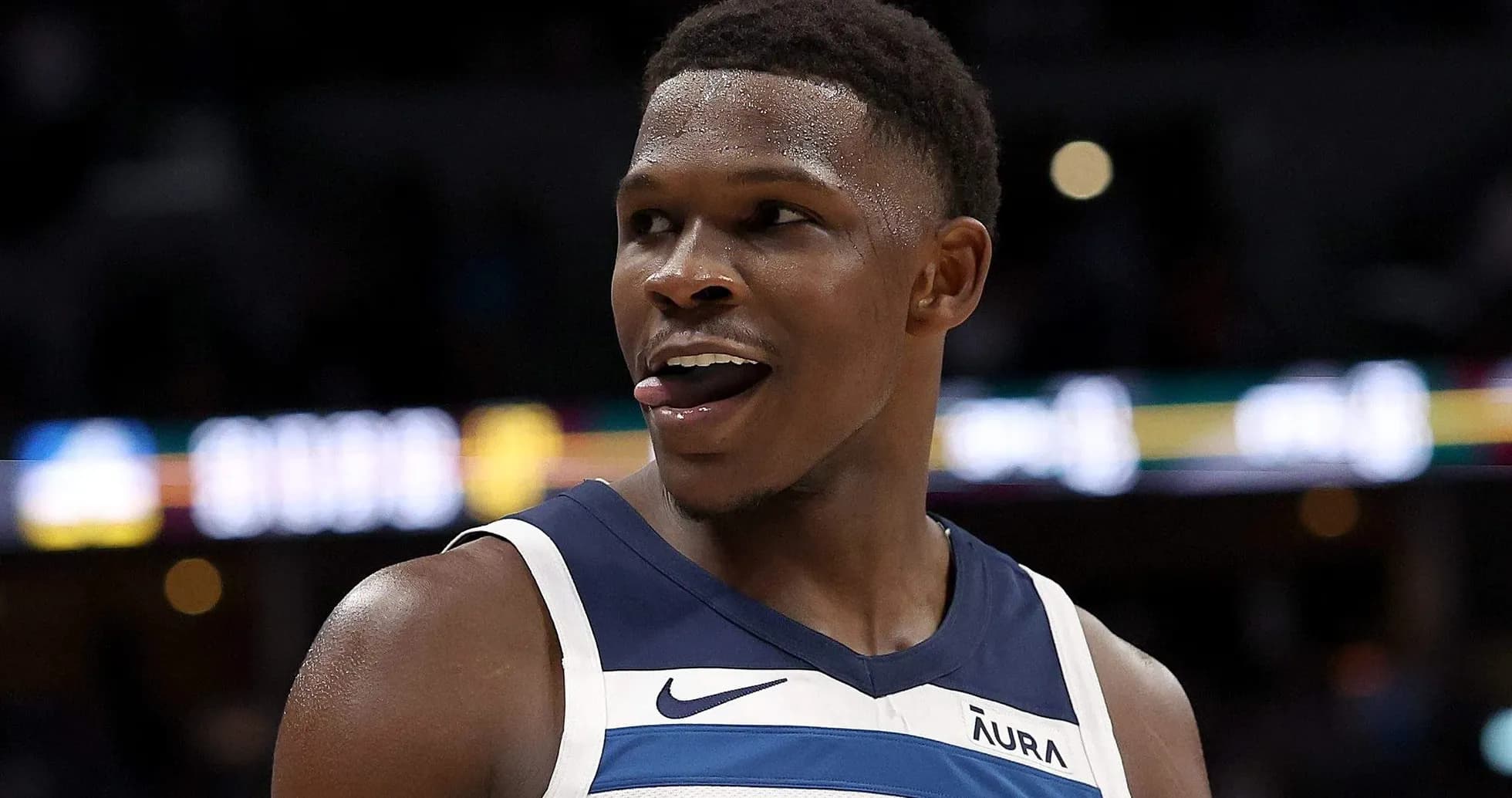 Jugador de baloncesto sonriente en uniforme de Timberwolves Jugador de baloncesto sonriente en uniforme de Timberwolves