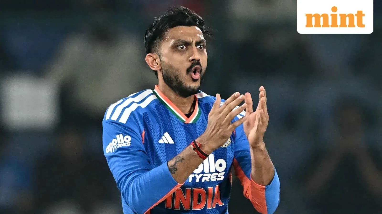 Jugador de cricket aplaudiendo en uniforme de India Jugador de cricket aplaudiendo en uniforme de India