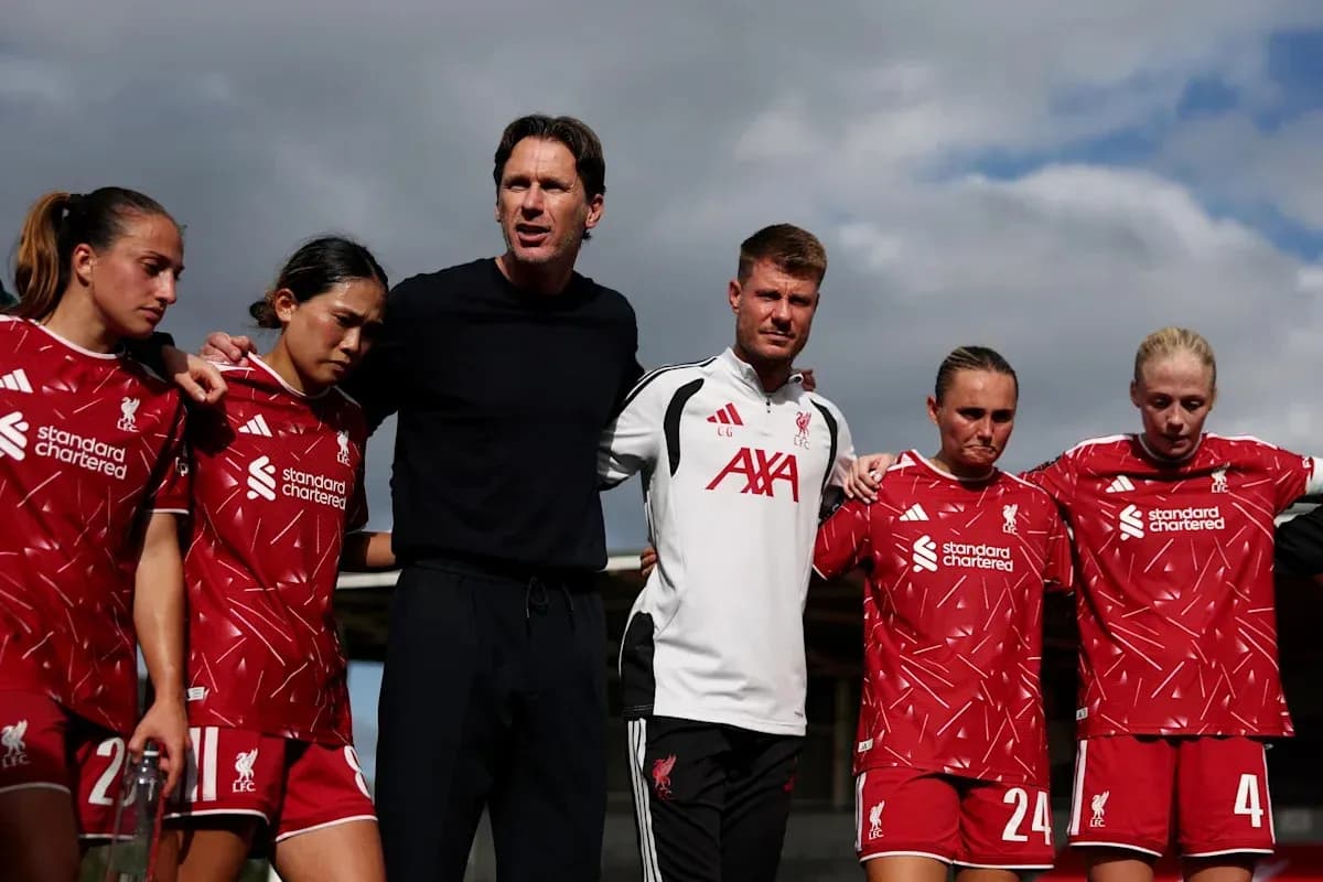 Jugadoras de Liverpool y entrenador en reunión previa al partido Jugadoras de Liverpool y entrenador en reunión previa al partido