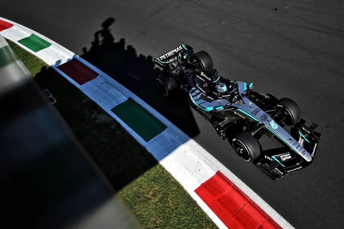 Coche de Fórmula 1 tomando una curva en pista Coche de Fórmula 1 tomando una curva en pista