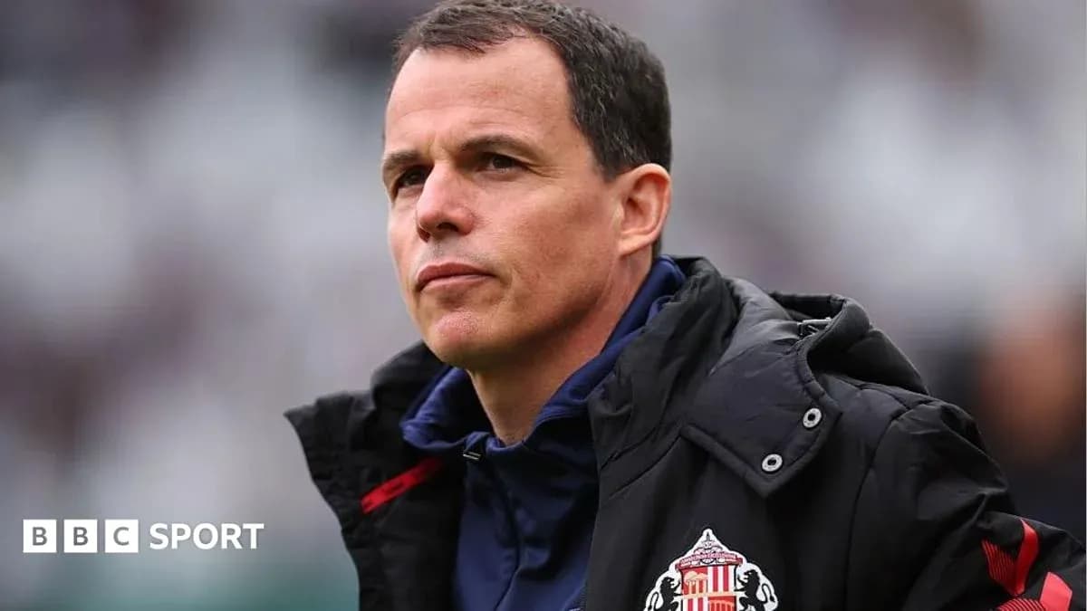 Entrenador de Sunderland durante el partido Entrenador de Sunderland durante el partido