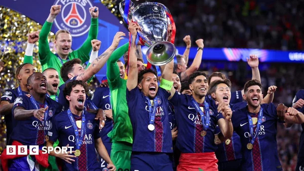 Jugadores de PSG celebrando con el trofeo de la UEFA Jugadores de PSG celebrando con el trofeo de la UEFA
