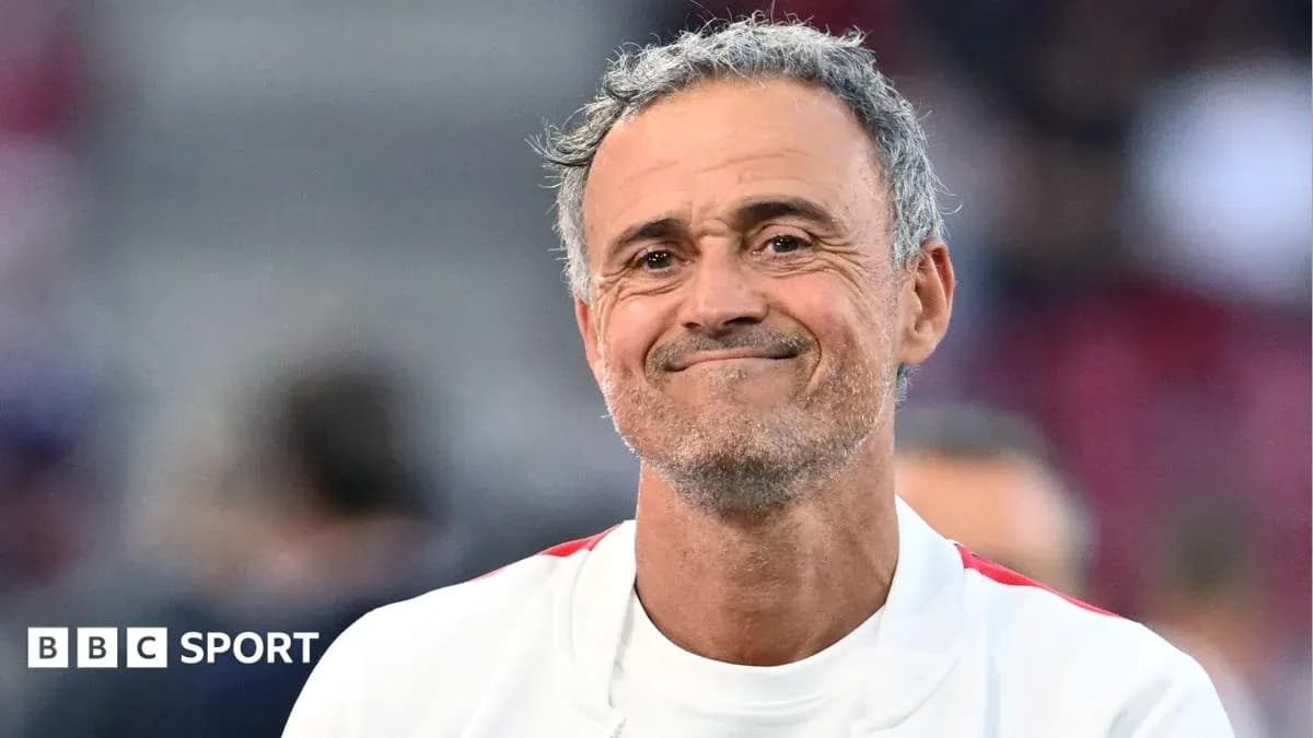 Entrenador sonriendo en el campo de juego Entrenador sonriendo en el campo de juego