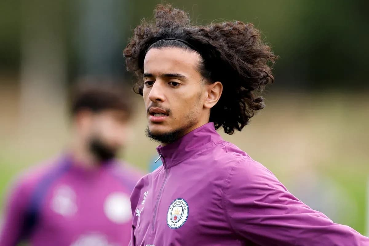 Jugador de Manchester City entrenando en el campo Jugador de Manchester City entrenando en el campo