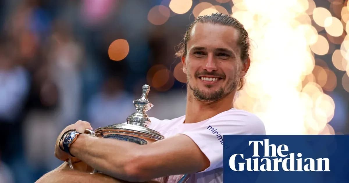 Jugador sosteniendo trofeo de tenis en celebración Jugador sosteniendo trofeo de tenis en celebración
