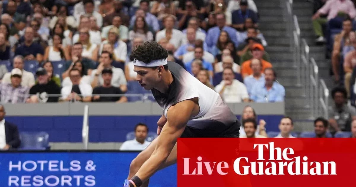 Jugador de tenis sirviendo en un partido con público Jugador de tenis sirviendo en un partido con público
