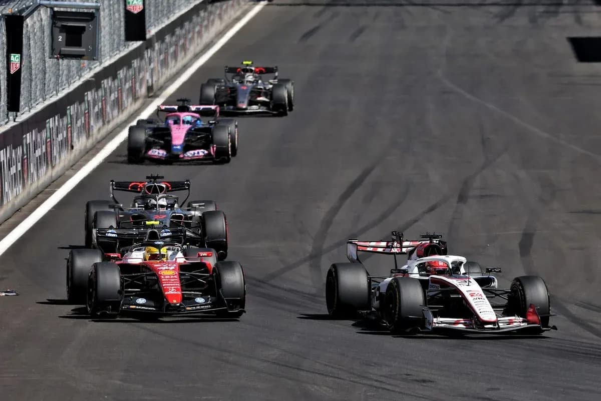 Varios coches de Fórmula 1 compitiendo en la pista Varios coches de Fórmula 1 compitiendo en la pista