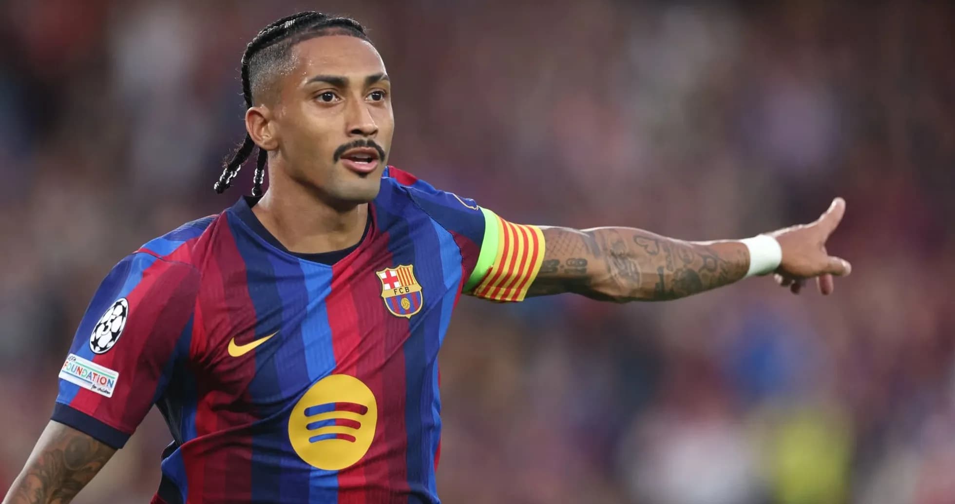 Jugador de Barcelona señalando durante un partido Jugador de Barcelona señalando durante un partido