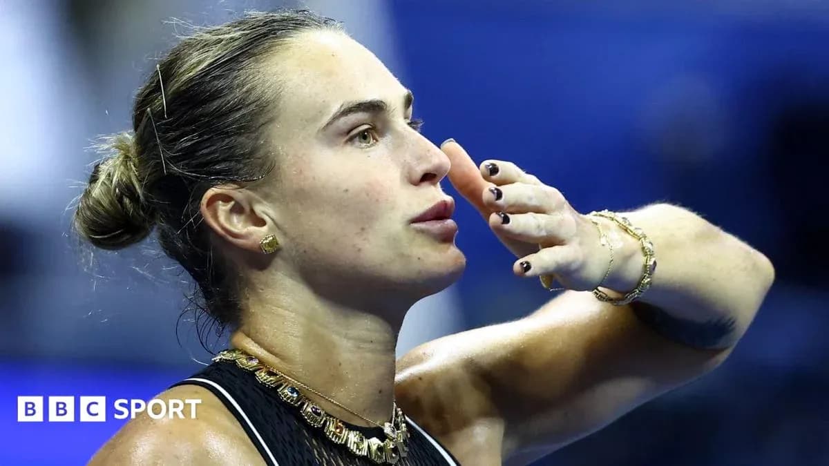 Jugadora de tenis saludando tras el partido Jugadora de tenis saludando tras el partido