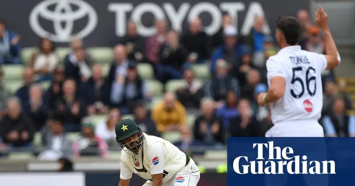 Jugador de cricket de Pakistán en acción durante partido Jugador de cricket de Pakistán en acción durante partido