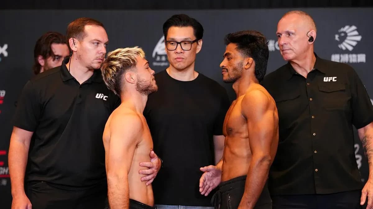 Dos peleadores pesándose en evento de UFC Dos peleadores pesándose en evento de UFC