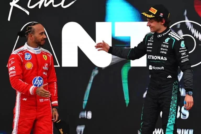 Lewis Hamilton y George Russell en ceremonia de premiación Lewis Hamilton y George Russell en ceremonia de premiación