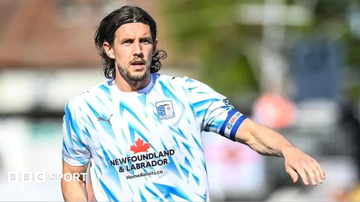 Jugador en acción con camiseta de colores claros Jugador en acción con camiseta de colores claros