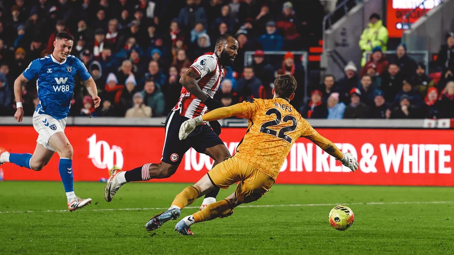 Jugador de Brentford frente al portero de Sunderland Jugador de Brentford frente al portero de Sunderland