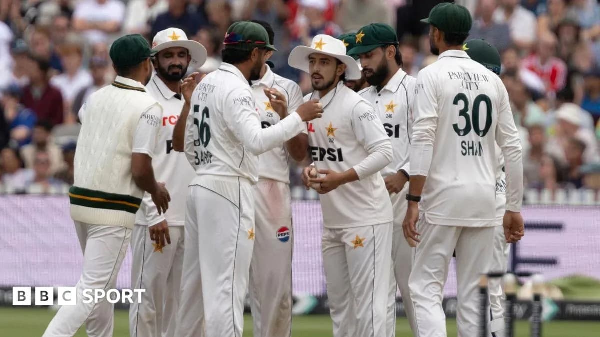 Jugadores de Pakistán celebrando una jugada en cricket Jugadores de Pakistán celebrando una jugada en cricket