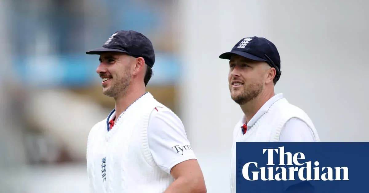 Jugadores de cricket de Inglaterra caminando por el campo Jugadores de cricket de Inglaterra caminando por el campo