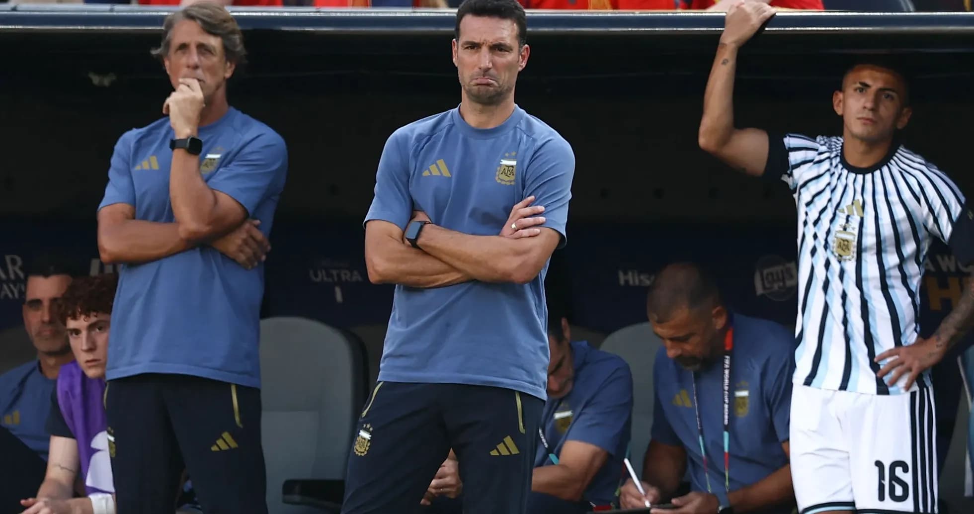 Entrenadores y jugadores en el banquillo durante el partido Entrenadores y jugadores en el banquillo durante el partido