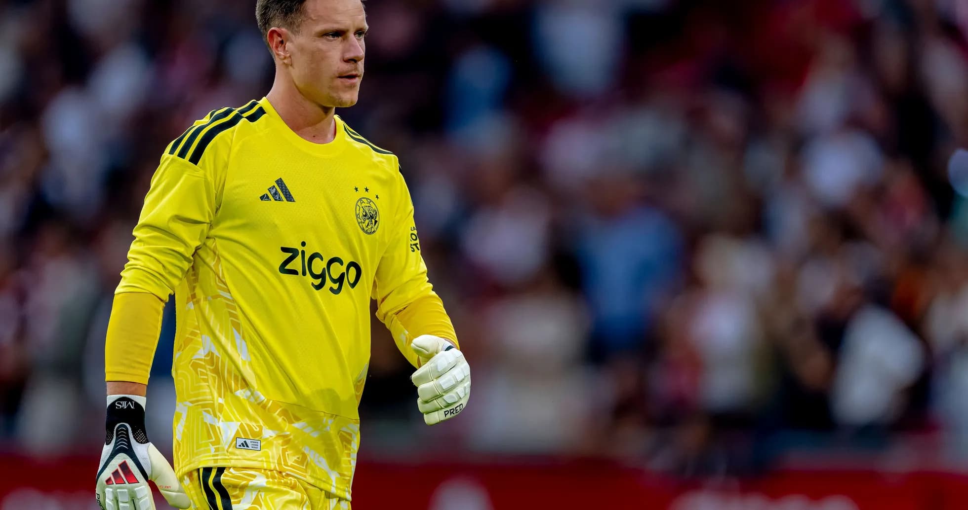 Portero de Ajax en uniforme amarillo durante el partido Portero de Ajax en uniforme amarillo durante el partido