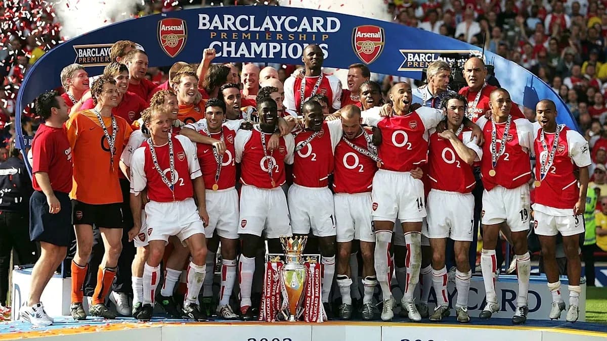 Equipo de Arsenal celebrando su campeonato de liga Equipo de Arsenal celebrando su campeonato de liga