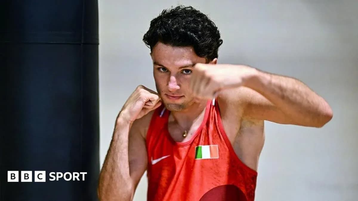 Boxeador entrenando con un saco de boxeo Boxeador entrenando con un saco de boxeo