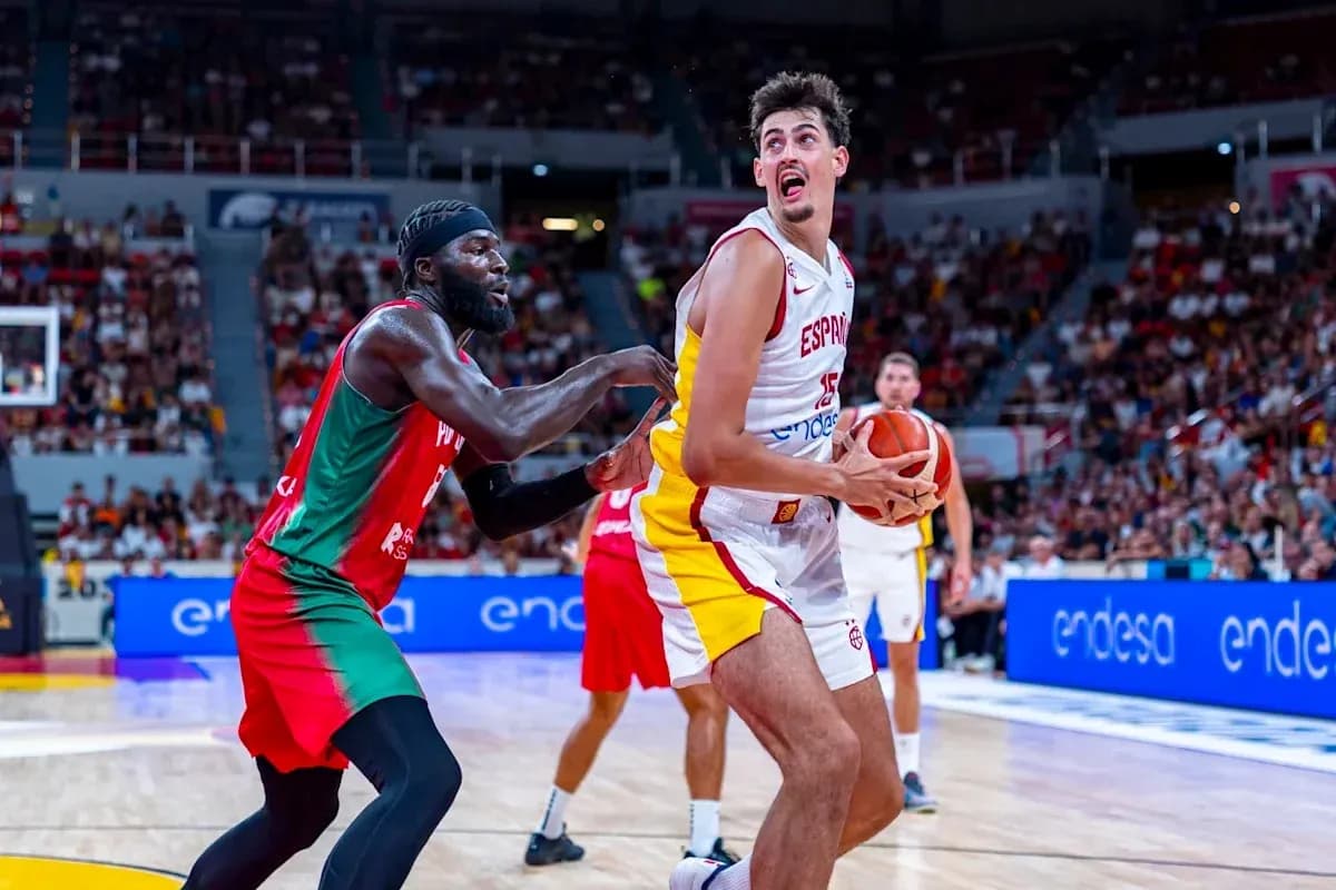 Jugador de España intentando avanzar con el balón Jugador de España intentando avanzar con el balón