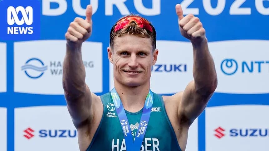 Atleta mostrando pulgares hacia arriba en podio Atleta mostrando pulgares hacia arriba en podio