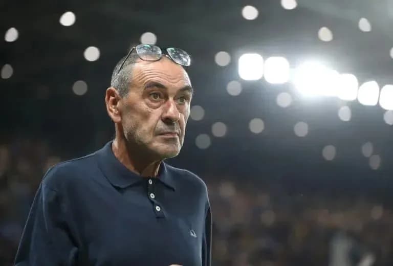 Entrenador observando el partido desde la línea Entrenador observando el partido desde la línea
