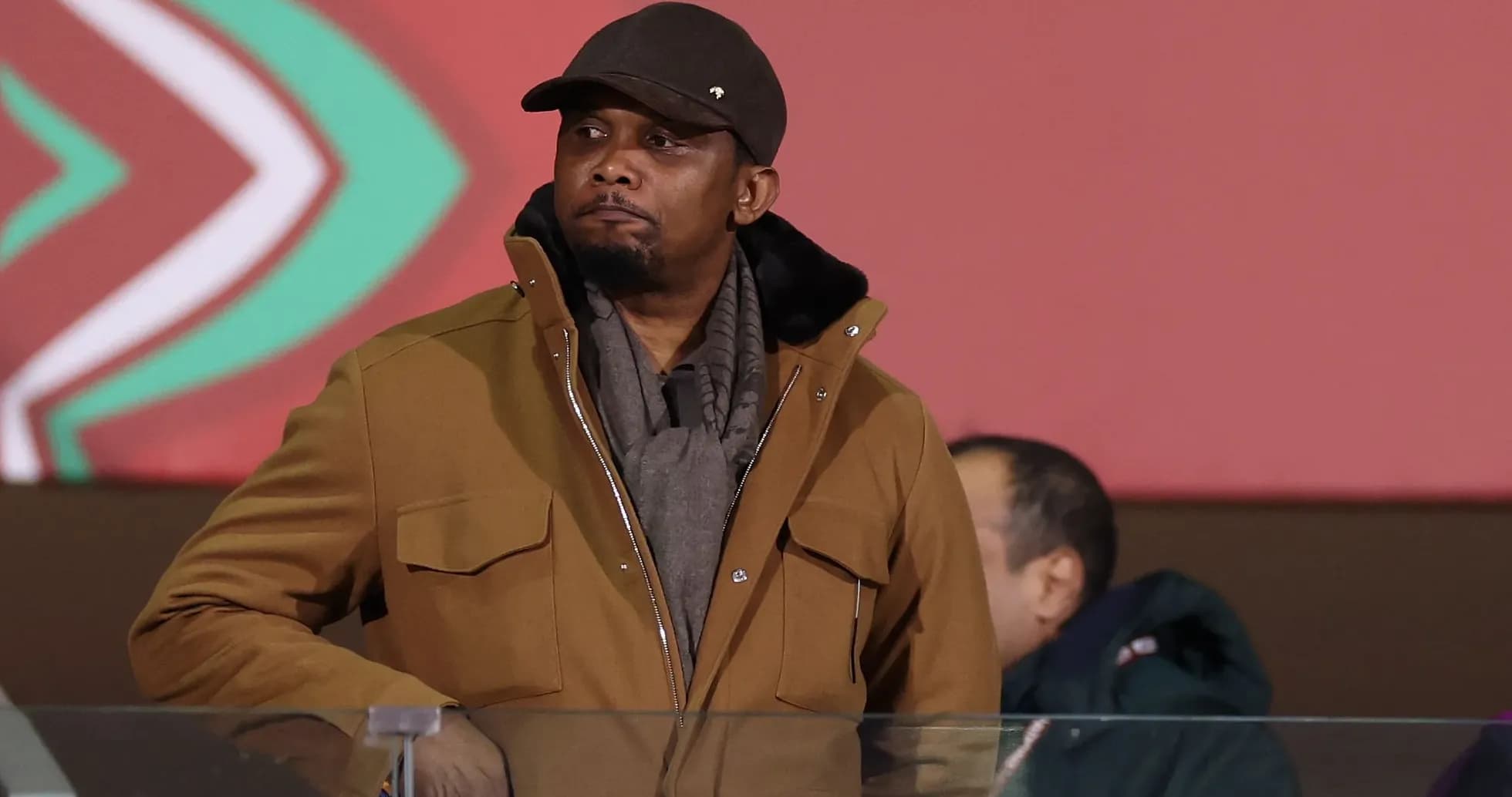 Hombre observando un evento deportivo desde el palco Hombre observando un evento deportivo desde el palco