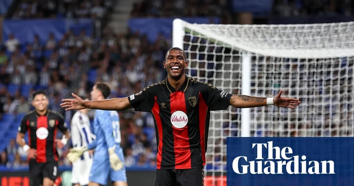 Jugador de Bournemouth celebra un gol en el partido Jugador de Bournemouth celebra un gol en el partido