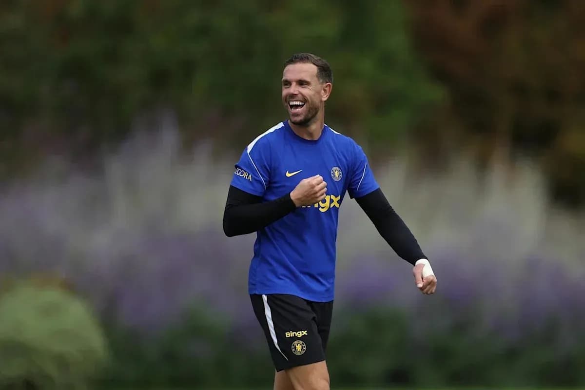 Jugador sonriente entrenando en el campo Jugador sonriente entrenando en el campo